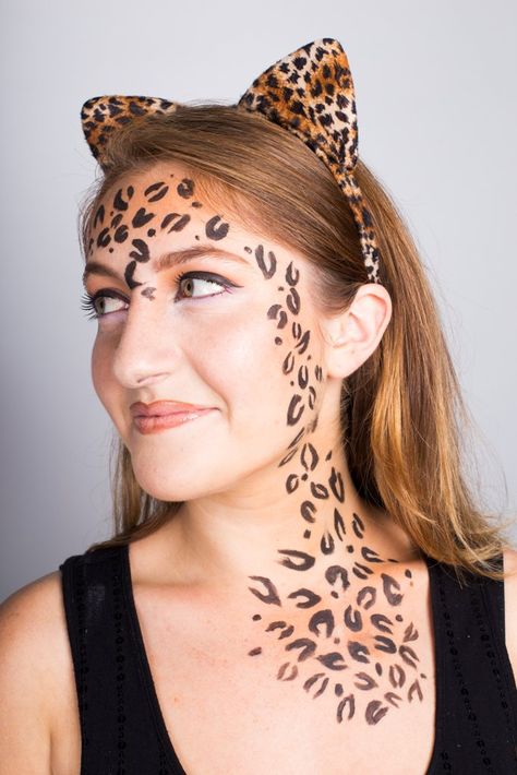 Your trusty ole liquid eyeliner is about to get a starring role in your Halloween costume. You can create a ton of costumes like this Leopard look with just one makeup item. Leopard Print Halloween, Leopard Makeup Halloween, Cheetah Halloween Costume, Cheetah Makeup, Cheetah Costume, Diy Fantasia, Easy Couple Halloween Costumes, Easy Couples Costumes, Easy College Halloween Costumes