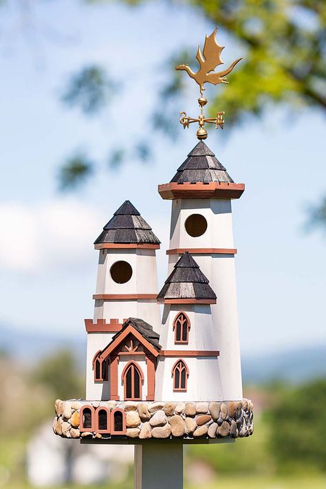 This cool new yet quite medieval Three Tower Castle Birdhouse lets your favorite neighborhood feathered friends, some might be fiends, upgrade their simple peasant nests to something a bit more regal and stately. Castle Birdhouse, Birdhouse Post, Tower Castle, Greek Revival Architecture, Guard House, Wood Birdhouses, Castle Tower, Red Cottage, Chickadees