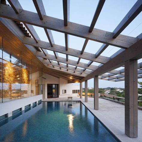 Holiday Home in the Algarve / Hilberink Bosch Architects Indoor Swimming Pool Design, Design Sustainability, Indoor Pool Design, Piscina Interior, Indoor Pools, Pool Enclosures, Indoor Swimming Pool, Indoor Outdoor Pool, Dream Pools