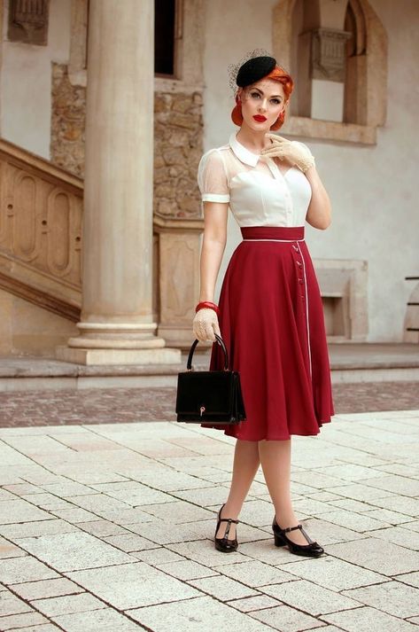 What a perfect homecoming outfit~ A retro mesh shirt👕 & vintage pleated skirt✨ Add this look a touch of elegance well~ #vintagelook #homecomingdress #fashion 1940s Fashion Women, Mode Retro, Estilo Pin Up, Look Retro, Elegante Casual, 40s Fashion, Retro Mode, Vintage Inspired Outfits, 1940s Dresses