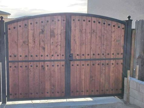 Metal Frame Gates With Wood, Rv Gate, Wood Gates Driveway, Metal Gates Design, Backyard Gates, Carport Plans, Side Gates, Big Doors, Front Gate Design