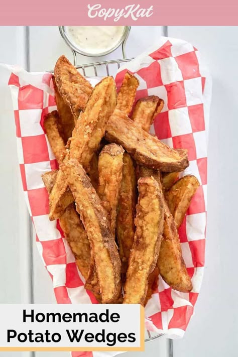 Crispy Potato Wedges Fried, Russet Potato Wedges, Potato Wedges Fried, Fried Potato Wedges, Homemade Potato Wedges, Wedge Fries, Seasoned Potato Wedges, Deep Fried Potatoes, Crispy Potato Wedges