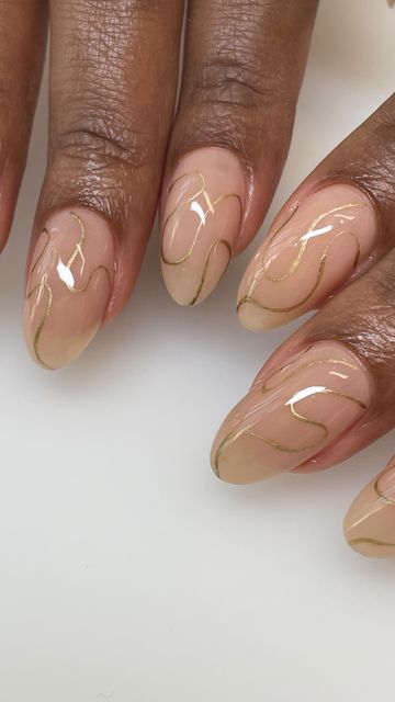 Gold Swirl Nails Almond, Almond Nails With Gold Lines, Gold Swirl Nail Design, Gold Line Art Nails, Gold Chrome Swirl Nails, Nail Art Squiggly Lines, Gold Squiggle Nails, Gold Lined Nails, Chrome Line Nail Art