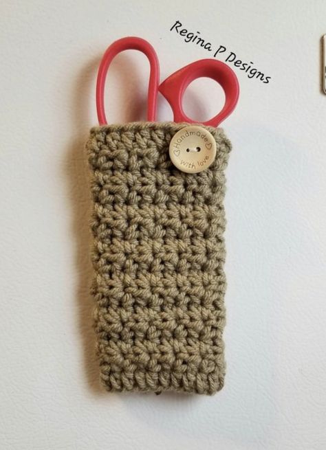 Crochet Burst Scissor Holder (Free Pattern) Crochet Scissors Case, Crochet Scissors, Scissors Cover, Scissor Case Pattern, Scissor Holders, Crochet Basket Pattern Free, Scissor Case, Basket Pattern, Crochet Basket Pattern