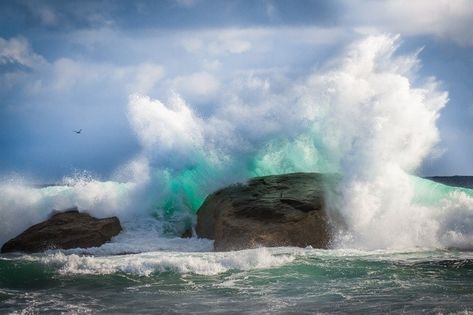 Painting Waves, Blue Roses Wallpaper, Ocean Waves Painting, Beach Art Painting, Rocky Coast, Reflection Photos, Rough Seas, Waves Photography, Seascape Photography