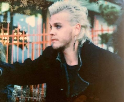 Best Vampire Movies, Lost Boys Movie, Jack Bauer, The Lost Boys 1987, The Lost Boys, Kiefer Sutherland, Estilo Swag, Vampire Movies, Charm School