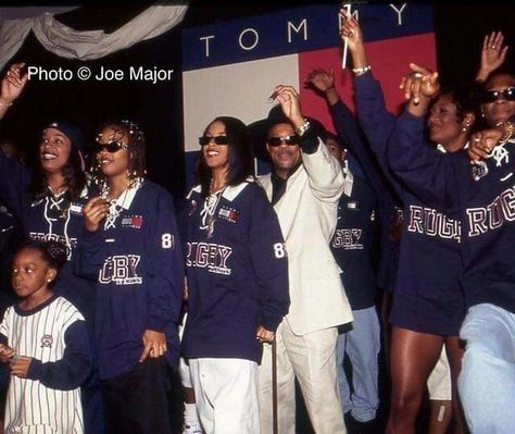 Da Brat, Aaliyah, Quincy Jones, Tamara Johnson-George of SWV and Usher... I LOVE Da Brat, Usher and Aaliyah in one picture. So cool and very rare. Da Brat 90s, Tommy Hilfiger Campaign, Ideas For Birthday Party, Aaliyah Pictures, Da Brat, Tips For Teens, 90s Sitcoms, Aaliyah Haughton, Quincy Jones