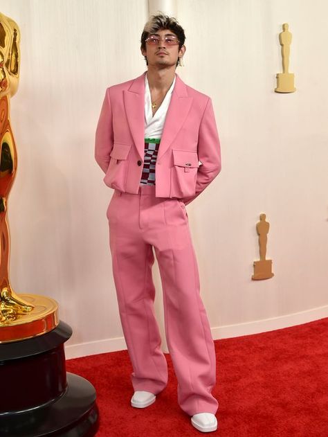 Oscars 2024 fashion: All the celeb outfits from the red carpet Celebrity Suit Men, Award Show Men Outfits, Mens Red Carpet Looks, Red Carpet Outfits Men, Ian Boggs, Emma Stone Ryan Gosling, Black Mens Fashion Suits, Table Manner, Colman Domingo