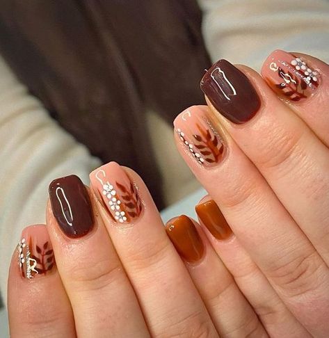 Rate This thanksgiving nail ideas From ⭐1~10. SAVE & FOLLOW i will update everyweek. Brown Thanksgiving Nails, Cute Autumn Nails, Thanksgiving Nail Ideas, Leaf Nails, Fall Nail Art Ideas, Autumn Nail Designs, Thanksgiving Nail Designs, Beauty Crush, Thanksgiving Nail