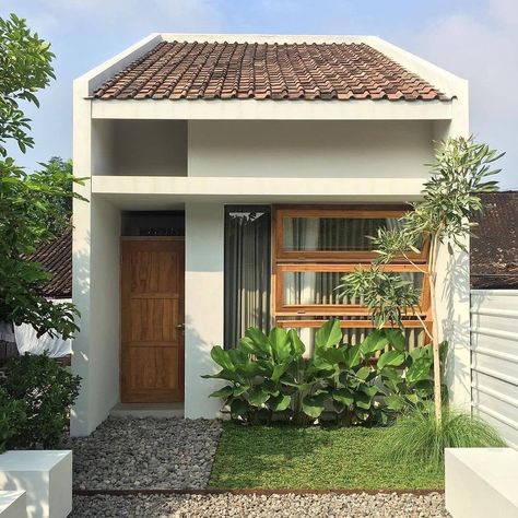 Ｍ ＡＩＳ Ｏ Ｎ Ｐ Ａ Ｎ ＬＩＬＩＯ on Instagram: “Tropical quaint house with character brought by the clay tile roof.⠀⠀⠀⠀⠀⠀⠀⠀⠀ Design by⠀⠀⠀⠀⠀⠀⠀⠀⠀ @tymar_nurhasan⠀⠀⠀⠀⠀⠀⠀⠀⠀…” Minimalis House Design, Quaint House, Tile Roof, Minimal House Design, Minimalist House Design, Countryside House, Minimal Home, Village House Design, Roof Design