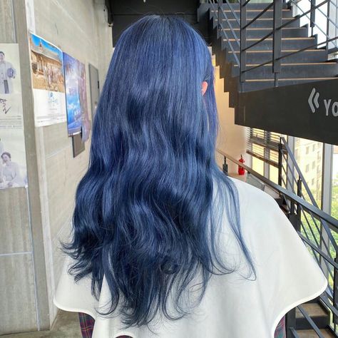 Korean Blue Hair, Denim Blue Aesthetic, Blue Hair Inspiration, Denim Blue Hair, Dyed Hair Blue, Dark Blue Hair, Dyed Hair Inspiration, Hair Streaks, Hair Color Blue