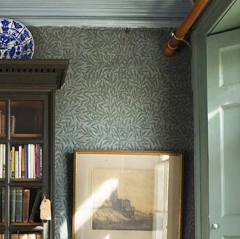 R O C O C O D A V I S on Instagram: "Excited to organise a cultural group tour of 🌿 Emery Walker's House 🌿which preserves the only authentic Arts and Crafts urban interior in Britain, with furniture, wallpapers, textiles & ceramics by Morris & Co [ 📸 photo credit: Pinterest ] #rococointeriors #cultural #group #trip #emerywalker #house #hammersmith #london #williammorris #willow #print #pattern #fabric #wallpaper #ecletic #traditional #style #decorative #artsandcrafts #furniture #interiordesig William Morris Willow Wallpaper, Morris Willow Wallpaper, Willowberry Wallpaper, Morris And Co Wallpaper, Hammersmith London, Willow Wallpaper, Walker House, Group Trip, Morris Wallpapers