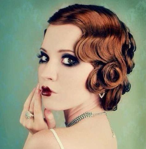 Bee stung lips, the artistry attempts to hide the dehydration and late nights of the party girls. Estilo Charleston, 20s Hair, Marcel Waves, 1900's Fashion, Gatsby Hair, 1920s Hair, Pin Up Outfits, Pin Curls, Penteado Cabelo Curto