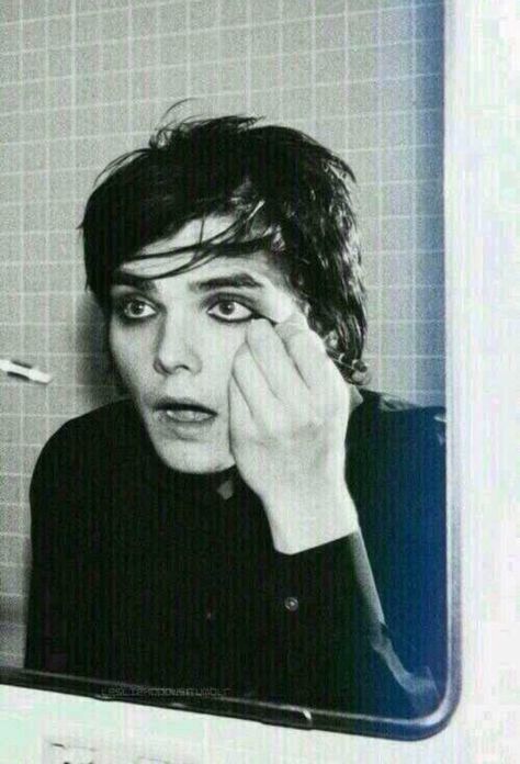 Figura Paterna, I Love Mcr, Black Parade, Mikey Way, Applying Makeup, Frank Iero, Gerard Way, Pierce The Veil, Emo Bands