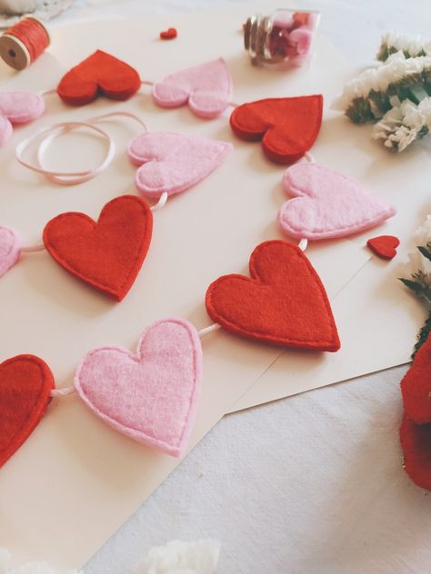 Diy Felt Heart Garland, Heart Felt Garland, Valentines Day Felt Garland, Valentine's Garland Diy, Felt Valentines Garland, Valentines Diy Garland, Felt Crafts Valentines Day, How To Make Felt Garland, Felt Valentines Day Crafts