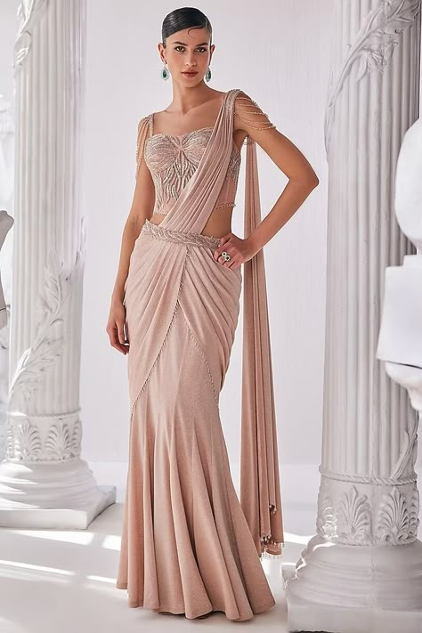 Peach Shimmer Lycra Draped Saree Set Design by Mandira Wirk at Pernia's Pop Up Shop 2024 Mandira Wirk, Western Saree, Net Saree Blouse, Indian Fits, File Decoration, Draping Styles, Drape Sarees, Draped Saree, Simple Saree Designs