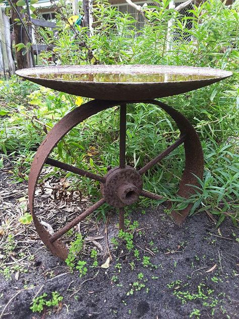 Metal Wagon Wheel Ideas Outdoor, Metal Bird Bath Ideas, Creative Landscape Edging, Welded Yard Art Ideas, Metal Wagon Wheel Decor Outdoor, Farm Garden Ideas Landscaping, Metal Yard Art Garden Decorations, Metal Wagon Wheel Ideas, Rustic Yard Ideas