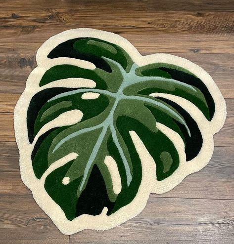 Just finished my first tufted rug, and I couldn’t be more excited to share it with you all! 😄 This 75x75 cm masterpiece is inspired by the lush beauty of monstera leaves and crafted entirely from luxurious wool yarn. The different shades of green bring a sense of calm and connection to nature right into your home. 🌿 Imagine the softness underfoot, the comfort of natural fibers, and the vibrant pop of green that brightens any space. . . . . . #rugmaking #tufting #tuftingart #tuftedrug #tuftt... Monstera Rug Tufting, Plant Rug Tufting, Tuff Rug Ideas, Tuft Rug Design Ideas, Tufting Designs, Rug Tufting Ideas, Monstera Rug, Tufting Art, Aesthetic Rugs