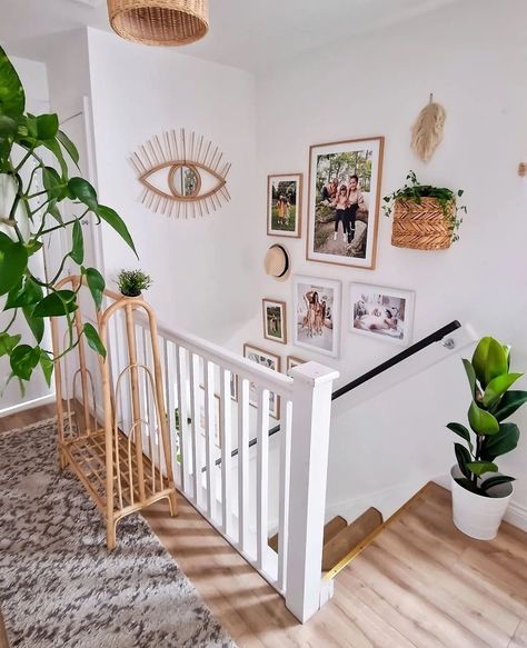 Alternative To White Walls, Boho Staircase Decor, Basement Entryway Ideas Staircases, Townhouse Staircase Ideas, Boho Stairway Decor, Pictures Up Staircase, Boho Staircase, Decoration Cage Escalier, Closed Staircase Ideas