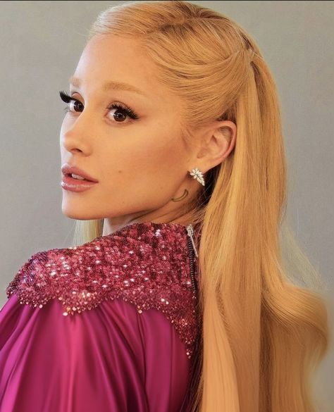 Ariana Grande Blonde Hair, Glinda Costume, My Everything Ariana Grande, Ariana Grande Makeup, Ariana Grande Hair, Colored Hair Tips, Ariana Grande Photoshoot, High Ponytails, Bridal Hair And Makeup