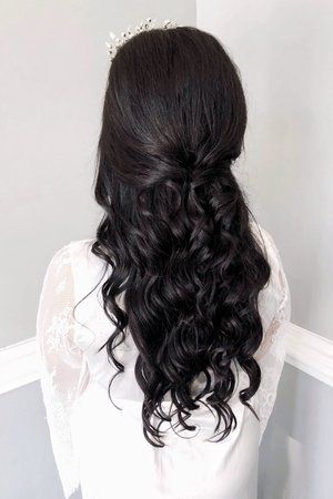 Xv Hair, Curled Hairstyles For Medium Hair, Bridal Hair Half Up, Bridemaids Hairstyles, Half Up Half Down Hair Prom, Simple Prom Hair, Bridesmaid Hair Makeup, Quince Hairstyles, Long Hair Wedding Styles