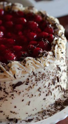 Black forest cheesecake cake Fancy Desserter, Black Forest Cheesecake, Cheesecake Cake Recipes, Cake Cheesecake, Cheesecake Dessert, Cheesecake Cake, Forest Cake, Crazy Cakes, Cherry Pie Filling