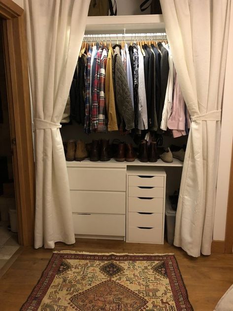 Open Closet With Curtains, Curtain In Closet, Closet Curtain Ideas Boho, Boho Closet Curtains, Diy Closet Curtains, Open Closet Door Ideas, Hiding Clutter Ideas, Closet No Doors Ideas, Closet Without Doors Ideas Bedrooms