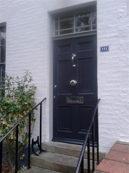 A Grade II listed Regency flat-fronted town house built in 1803. It has all the original sash windows, which needed some restoration, as did the masonry and front door. All well worth the effort with the exclusive use of Farrow and Ball exterior paint. Farrow And Ball Front Door, Farrow And Ball Railings, Bright Front Doors, Dorm Room Doors, Grey Front Doors, Entry Door With Sidelights, French Doors Bedroom, Spring Door Decoration, Painted Houses