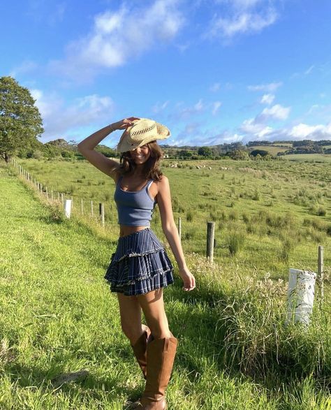 Theme Nouvel An, Farm Girl Outfits, Traje Cowgirl, Estilo Cowgirl, Country Concert Outfits, Farmer Outfit, Foto Cowgirl, Farmer Girl, Cowgirl Style Outfits