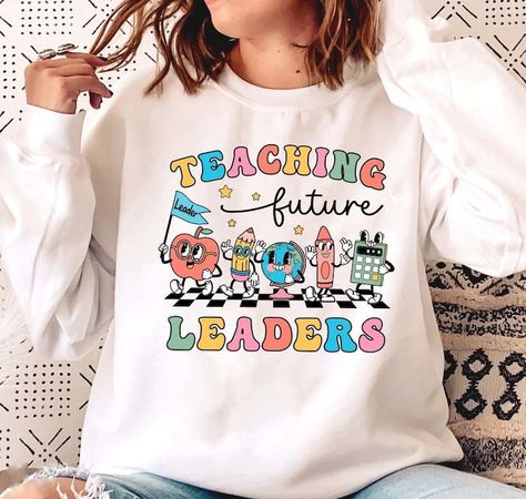 HandCraftedbyHelenn - Etsy Fun Teacher Outfits, Teacher Attire, Cute Teacher Outfits, Preschool Teacher Shirts, Teaching Outfits, Teacher Outfit, Kindergarten Teacher, Teacher Style, Teacher Tees