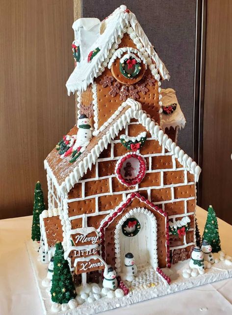 Sophisticated Brick Gingerbread Brick House, Gingerbread House Brick, Fancy Gingerbread House Ideas, Movie Gingerbread House Ideas, Brick Gingerbread House, Amazing Gingerbread Houses, Fancy Gingerbread Houses, Creative Gingerbread House, Graham Cracker Gingerbread Houses