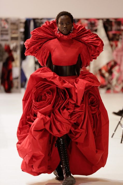 “I Really Feel Quite Lucky”—Sarah Burton Reflects on Her Magical Career at Alexander McQueen - Vogue Nirvana Dress, Anok Yai, Alexander Mcqueen Red, Corak Menjahit, Sarah Burton, Mcqueen Fashion, Couture Mode, Taffeta Dress, Haute Couture Fashion