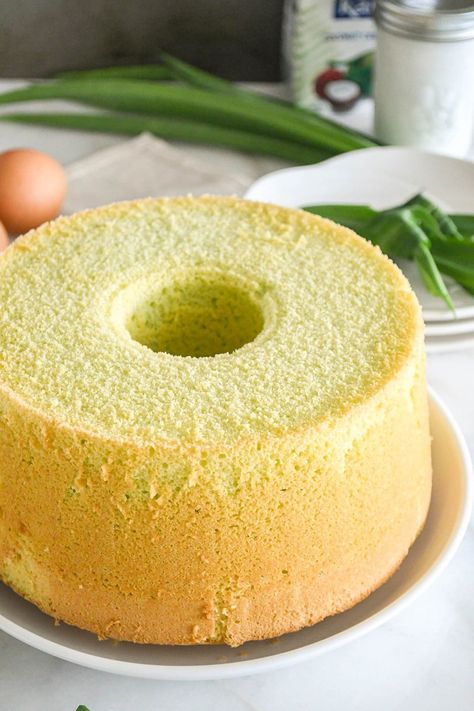 Pandan Chiffon Cake, Pandan Cake, Asian Cake, Resipi Kek, Lemon Dessert Recipes, Cake Easy, Asian Desserts, Chiffon Cake, Easy Cake Recipes