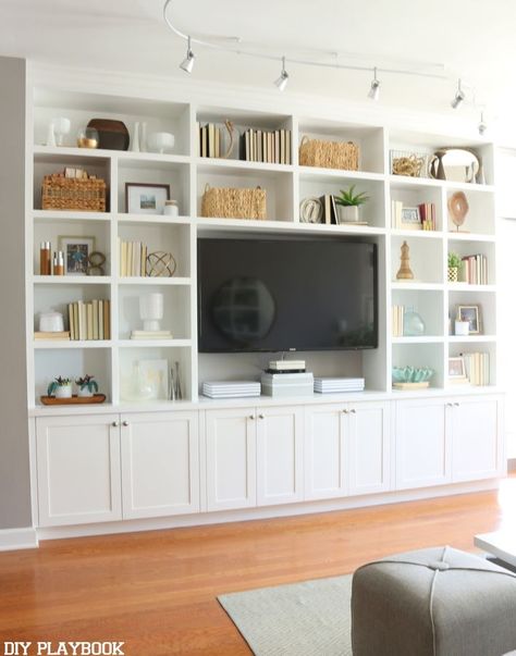 This white built-in entertainment center makes this room feel grand and inviting. Plus we love all of the storage and shelving to show off accessories. Garderobeløsning Gang, Tv Wand Design, Chicago Condo, Ruang Tv, Built In Entertainment Center, Living Room Built Ins, Living Room Entertainment Center, Muebles Living, Living Room Entertainment