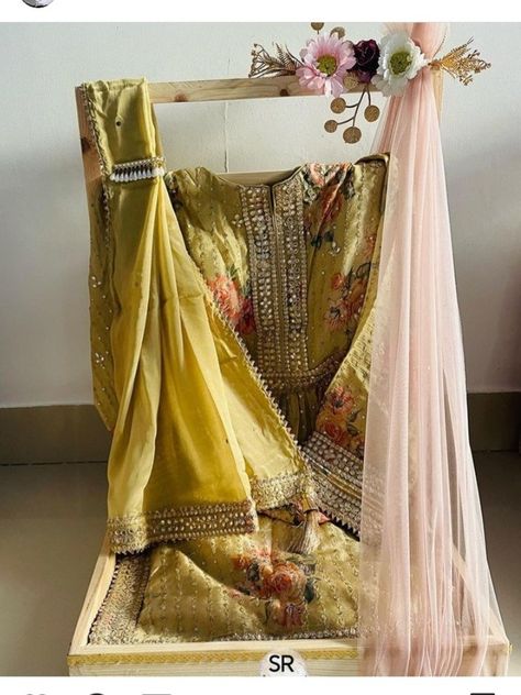 Dress Packing Ideas Gift, Dress Packing Ideas Wedding, Saree Packing Ideas Wedding, Dress Packing, Wedding Packing, Wedding Gift Hampers, Engagement Decor, Trousseau Packing, Wedding Gift Pack