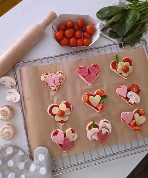 ЭСТЕТИКА | ВДОХНОВЕНИЕ on Instagram: "#theglamory via: @nassi.cat ❤️" Party Charcuterie Board Ideas, Aesthetic Essen, Party Charcuterie Board, Valentines Brunch, Shaped Food, Heart Shaped Food, Charcuterie Board Ideas, Table Dinner, Affordable Aesthetic