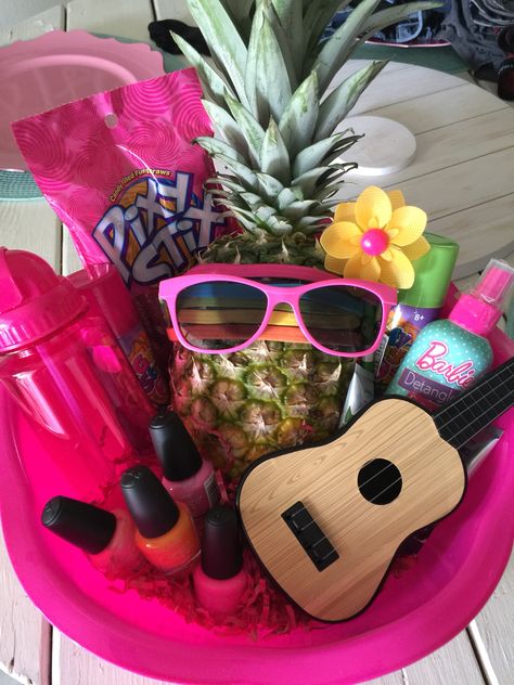 Made this DIY Hawaiian themed basket for a little girls birthday. My crafty side Hommade Gifts, Raffle Gift Basket Ideas, Raffle Basket, Hawaiian Gifts, Hawaii Gift, Raffle Baskets, Cool Gifts For Teens, Tropical Birthday, Themed Gift Baskets