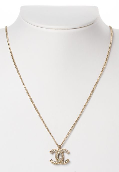 Chanel Necklace @FollowShopHers Coco Chanel Necklace, Chanel Necklace Gold, Chanel Necklace Aesthetic, Chanel Necklace Outfit, Gold Chanel Necklace, Chanel Things, Channel Necklace, Jewelry Expensive, Chanel Necklaces