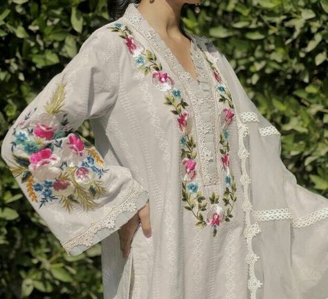 Pakistani Embroidery Suits, Lace Dress Design, Designer Kurti Patterns, Kurti Embroidery Design, Kurta Neck Design, Salwar Kamiz, Dress Neck Designs, Elegant Embroidery, Dress Design Patterns