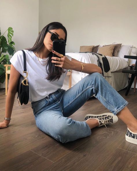 Can you beat a plain white tee and denim combo? We think not! Tap our link in bio for @cocobeautea's fave casuals you can shop | http://liketk.it/2P9eS #liketkit #LTKeurope #StayHomeWithLTK Plain Tee Outfit, Normcore Outfits, White Tees Outfit, White Tshirt Outfit, Look Kylie Jenner, When All Else Fails, Plain White T Shirt, Blue Jean Outfits, Classy Casual Outfits