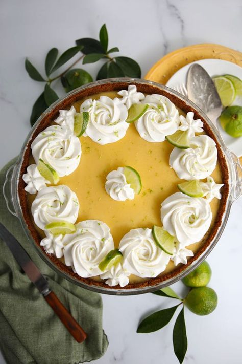 Classic Key Lime Pie - Mom Loves Baking Classic Key Lime Pie Recipe, Cinnamon Graham Cracker Crust, Cool Whip Pies, Key Lime Cupcakes, Masakan Malaysia, Key Lime Desserts, Key Lime Pie Easy, Key Lime Pie Recipe, Pie Decoration