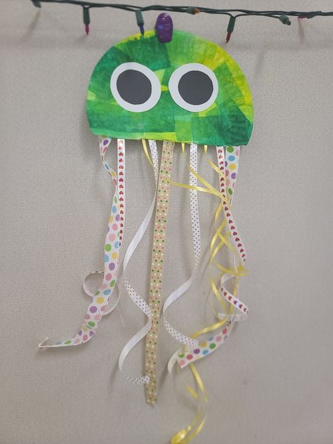 #paperplate covered with tissue paper, eyes added, and ribbon. Paper Jellyfish, Paper Plate Jellyfish, Easy Arts And Crafts, Paper Plate Crafts, Paper Plate, Simple Art, Paper Plates, Jellyfish, Dream Catcher