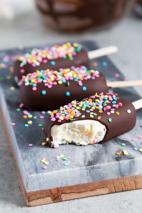 Chocolate Dipped Funfetti Ice Cream Bars Chocolate Covered Ice Cream, Funfetti Ice Cream, Spaghetti Eis Dessert, Smoothie Popsicles, Ice Cream Bars, Low Carb Ice Cream, Ice Cream Pops, Easy Ice Cream, Popsicle Recipes