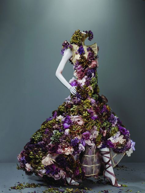 Alexander Mcqueen Aesthetic, Beauty Exhibition, Alexander Mcqueen Savage Beauty, Alexander Mcqueen Dresses, Savage Beauty, Alexander Mcqueen Fashion, Mcqueen Fashion, Dress Spring, Floral Fashion