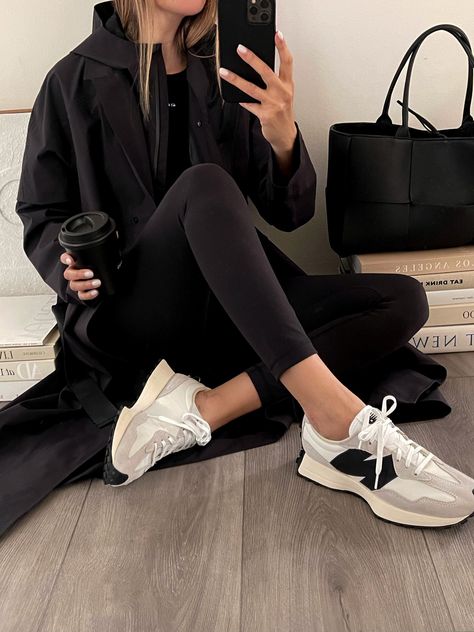 Sporty Chic Aesthetic, Jeans Trainers Outfit, Winter Outfit Sneakers, Sneaker Fashion Women's Outfits, New Balance 327 Women Outfit, New Balance 327 Outfit, New Balance Fashion, Winter Sneakers Outfit, Everyday Sneakers