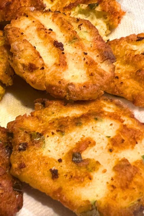 Mashed Potato Cakes Leftover, Fried Mashed Potato Patties, Leftover Mashed Potato Cakes, Fried Potato Cakes, Fried Mashed Potatoes, Mashed Potato Patties, Potato Pancakes Recipe, Mashed Potato Pancakes, Potato Cakes Recipe