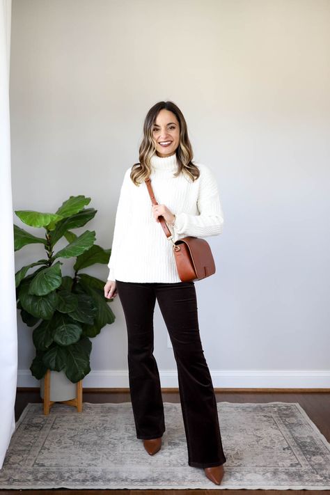 Flared Pants Work Outfit, Colored Flare Pants Outfit, Simple Winter Work Outfits, Fall Black Pants Outfit, Black Dress Pants Outfit Winter, Black Flared Pants Outfit Winter, Black Courdory Pants Outfits, Black Flare Pants Outfit Work, Fall Outfits With Flare Jeans