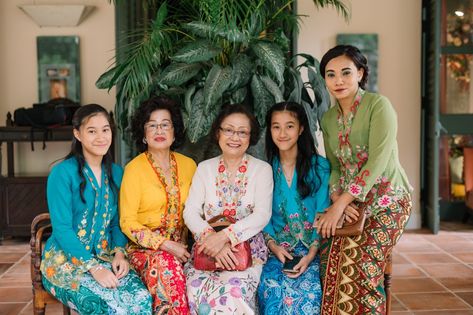 PERANAKAN WEDDING THEME - Penang Wedding Tourism Kebaya Peranakan, Peranakan Wedding, Kebaya Nyonya, Cultural Wedding, Colourful Wedding, Edible Wedding Favors, Wedding Itinerary, Multicultural Wedding, Chinese Fashion