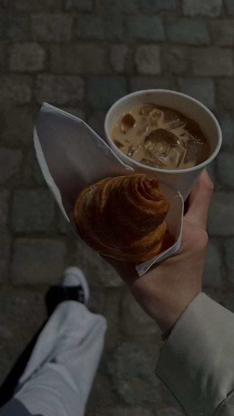 Coffee With Croissant, Croissant And Coffee Aesthetic, Coffee And Croissants Aesthetic, Caffe Photo Ideas, Croissant Aesthetic, Croissant And Coffee, Photo Flow, Coffee And Croissants, Croissant Coffee