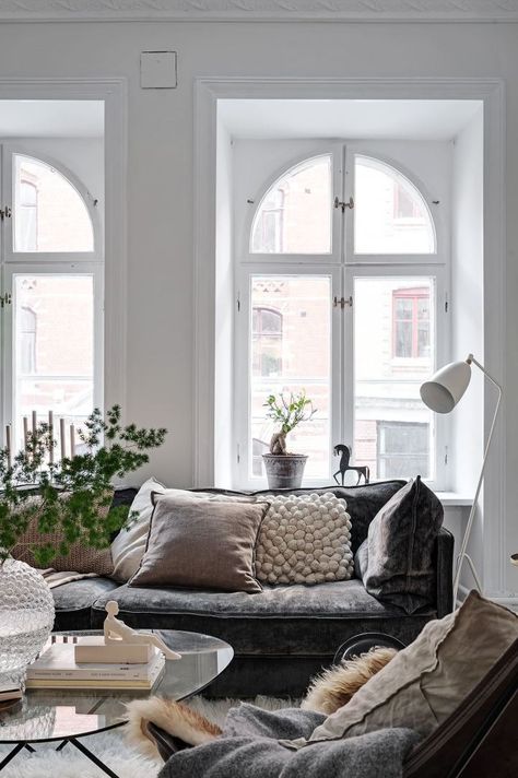 Simple Scandinavian Apartment With Lavish Minimalist Interior Design - Decoholic Cosy Interior, Scandinavian Apartment, Scandinavian Style Interior, Living Room Scandinavian, Scandinavian Interior Design, Scandinavian Living, Minimalist Interior Design, Scandinavian Decor, Beautiful Living Rooms